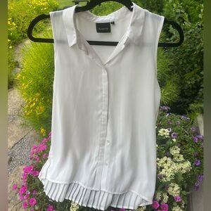 B. YOUNG White Pleated Sleeveless Blouse NWOT SIZE 36 or 4